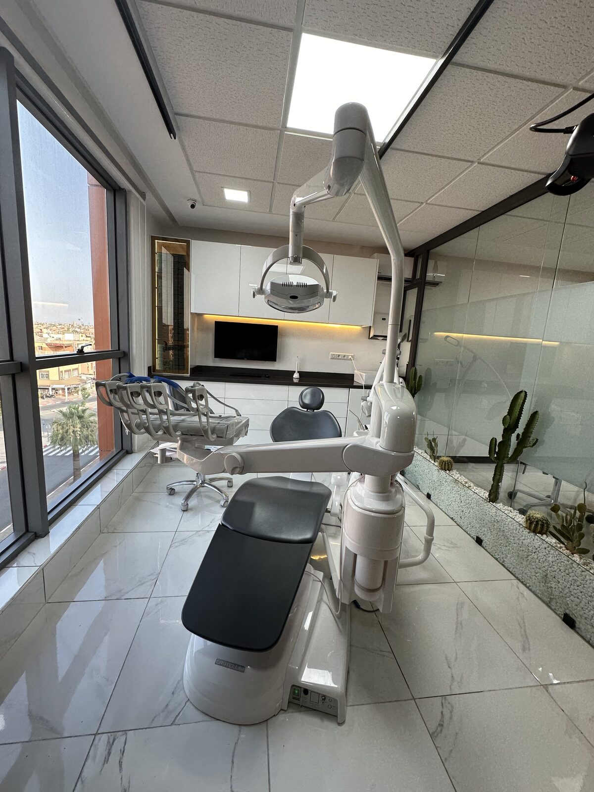 Salle de soins du Marrakech Dental Center, lumineuse et moderne