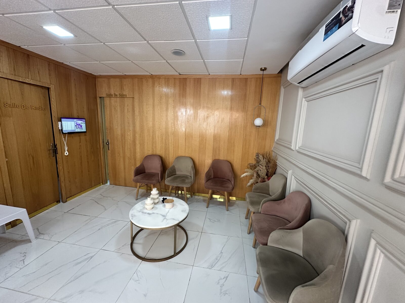 Salle d'attente confortable du cabinet